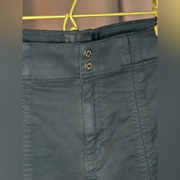 WHBM Black Pret-a-Pic Crop Pant – Size 8P, Petite - Gold Hardware - Picture 10 of 14